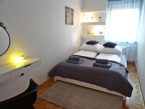 Кровать или кровати в номере Araval Apartament