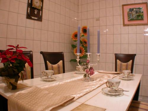 冬山郷にあるRelax heart B&Bの白いテーブルクロスと花のテーブル