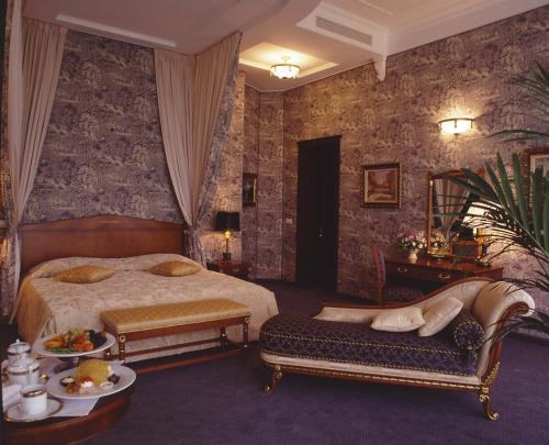 ペテルゴフにあるBaltic Star Villasのベッドルーム1室(ベッド1台、テーブル、食べ物付)