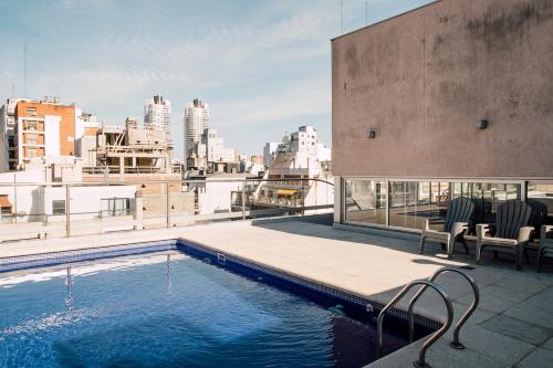 una piscina en la azotea de un edificio en Cabello Square by RentinBA en Buenos Aires
