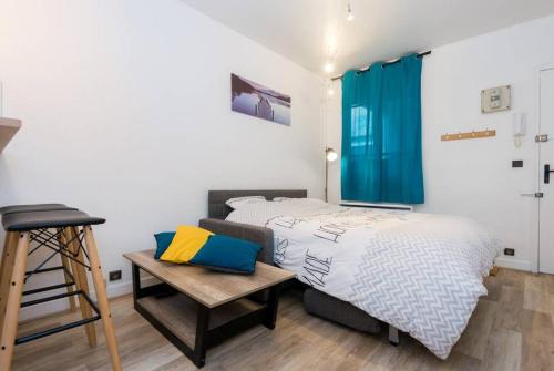 - une chambre avec un lit et un tabouret dans l'établissement La Tournette, à Annecy