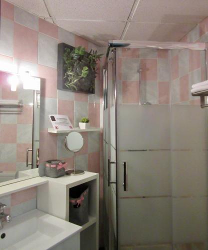 Ένα μπάνιο στο Logis Hôtel des Causses