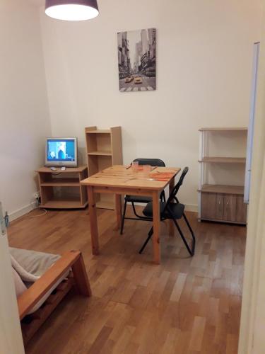 カンペールにあるAppartement Treuz centre historiqueの木製テーブル、デスクが備わる客室です。