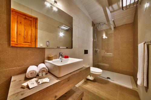 a bathroom with a sink and a toilet at Glyfada Beach Villas in Longós