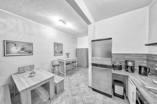 a kitchen with a refrigerator and a table in it at Ferienwohnung Residenz bis 6 Gäste , Ferienwohnung Dresden bis 4 Gäste, Ferienwohnung Elbflorenz bis 2 Gäste in Dresden
