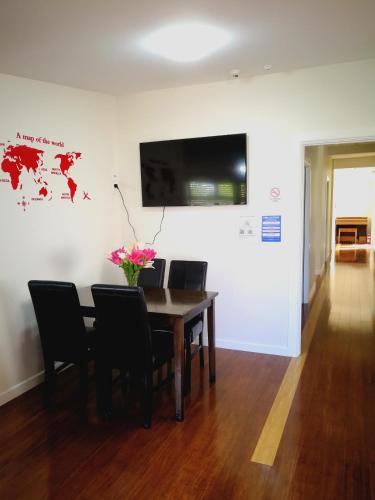 TV a/nebo společenská místnost v ubytování Oxford Queenette Backpackers