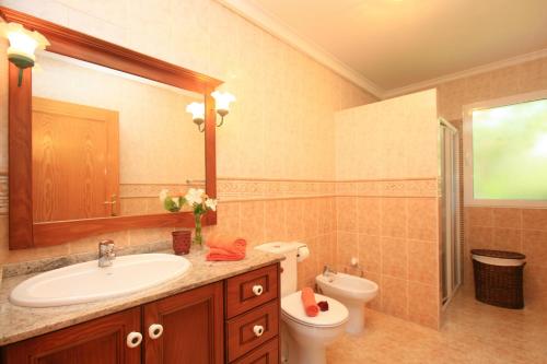 デニアにあるVilla Cuatro Soles by Family Homesのバスルーム(洗面台、トイレ、鏡付)