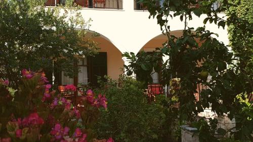 Gallery image of Castello Bellos studios in Keri