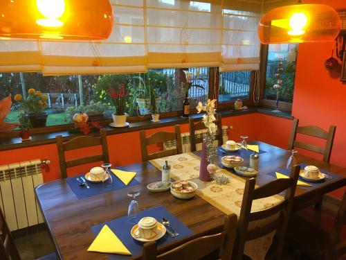 a dining room with a wooden table with blue napkins at Alojamiento Bernabales in Pámanes