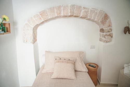 A bed or beds in a room at Trullo Essenza-Trulli Antì Charme & Relax