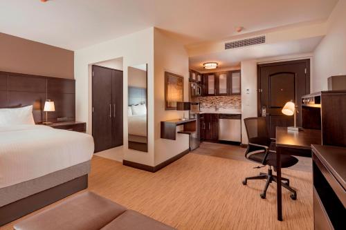 Postel nebo postele na pokoji v ubytování Staybridge Suites - Irapuato by IHG