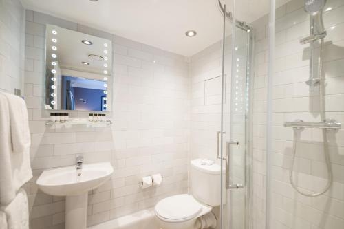 een badkamer met een toilet, een wastafel en een douche bij The Swan by Innkeeper's Collection in Coleshill