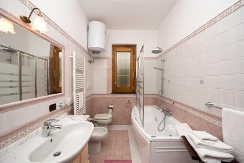 Un baño con lavabo, bañera e inodoro. en Villa Gioiello, en Amalfi