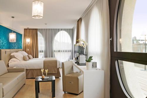 sypialnia z łóżkiem i salon z kanapą w obiekcie Best Western Premier Why Hotel w Lille