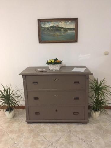 a dresser with a bowl of fruit on top of it at Nefelejcs Vendégház in Tóalmás