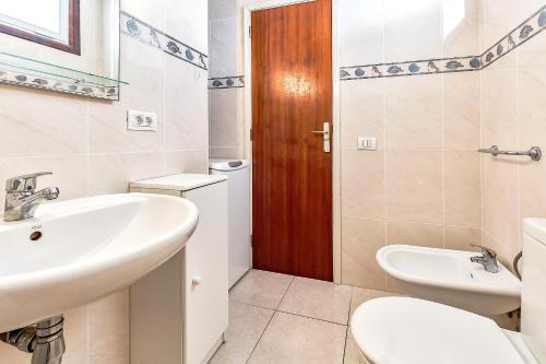 un baño con lavabo e inodoro en Apartment Americos El Dorado, en Playa de las Américas