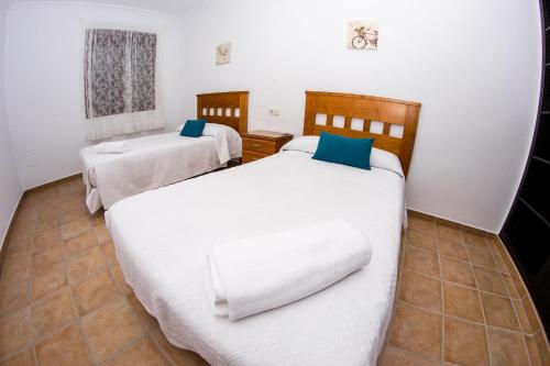 アロラにあるApartamento Los Arcosの白と青の部屋のベッド2台
