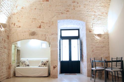 a room with a white couch and a black door at Dimora Morello in Turi