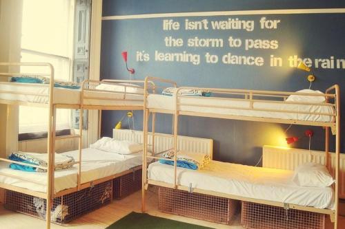 Ένα ή περισσότερα κρεβάτια σε δωμάτιο στο Vagabonds Hostel
