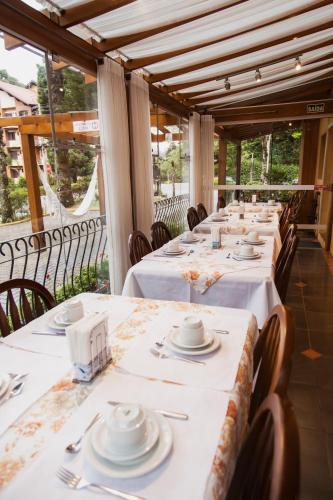 En restaurant eller et andet spisested på Pousada Águia Branca