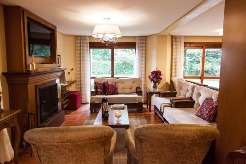 格拉馬杜的住宿－阿古阿布蘭卡酒店，带沙发和壁炉的客厅