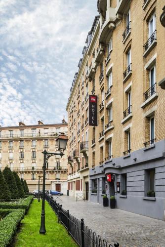 a street in front of a large building at ibis Clichy Centre Mairie in Clichy