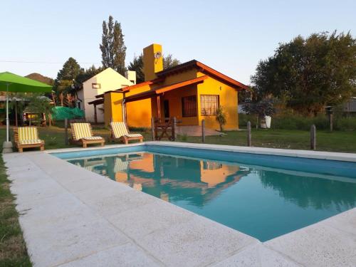 una piscina frente a una casa en Cabañas Lomas de Calamuchita en Santa Rosa de Calamuchita