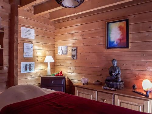 Cette chambre comprend un lit et une statue. dans l'établissement Chalet de Barraou, à Binos