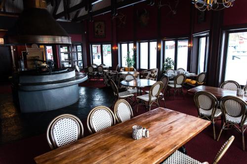 Posezení v ubytování Le Ski Lodge & Steakhouse