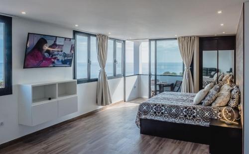 1 dormitorio con 1 cama extragrande y TV en Loft del Mar 1 Jandia, en Playa de Jandía