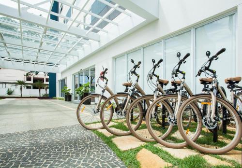 eine Reihe von Fahrrädern, die vor einem Gebäude geparkt sind in der Unterkunft Travel Inn Wise Indaiatuba in Indaiatuba