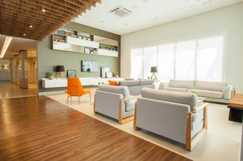 a waiting room with couches and chairs at Travel Inn Hotels Wise Indaiatuba in Indaiatuba