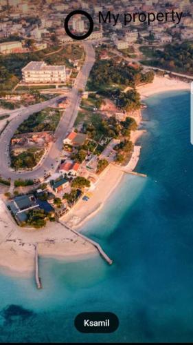 una vista aerea di un'isola nell'oceano di Alinani Apartments a Ksamil