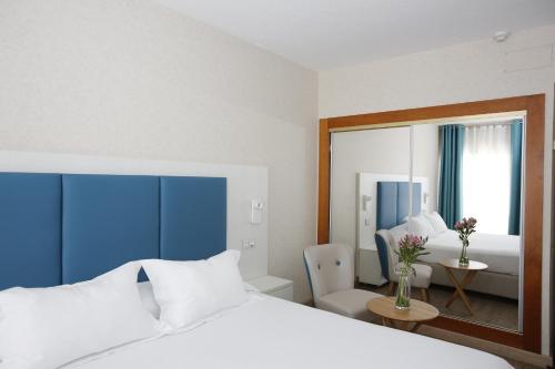 Postel nebo postele na pokoji v ubytování Hotel Castilla Alicante