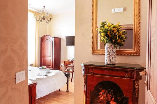 a room with a fireplace and a bedroom with a bed at Regina Bed and Breakfast in Tivoli