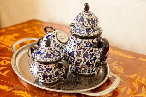 a tray with two blue and white vases on a table at Regina Bed and Breakfast in Tivoli