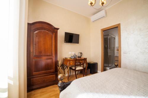 a bedroom with a bed and a wooden cabinet at Regina Bed and Breakfast in Tivoli