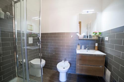 a bathroom with a toilet and a sink and a shower at Regina Bed and Breakfast in Tivoli