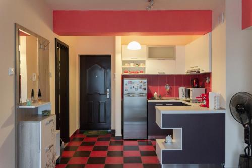 クルジュ・ナポカにあるSunrise Studioの赤い天井の小さなキッチン(冷蔵庫付)