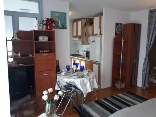 una pequeña cocina con mesa en una habitación en Apartment Karlos en Zagreb