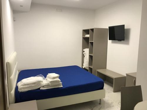 Camera con letto blu e TV di Salsedine a Porto Cesareo