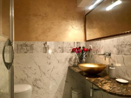 ein Badezimmer mit Waschbecken und Toilette in der Unterkunft Biancalunagiulia in Rom
