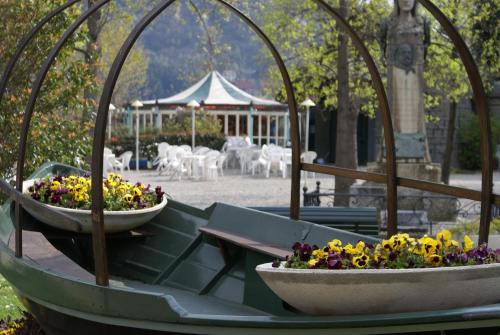 two baskets of flowers on a table in a park at Tra Cielo e Lago in Cernobbio