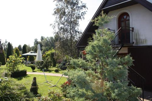 un jardín frente a una casa en Wimika, en Kowalowy