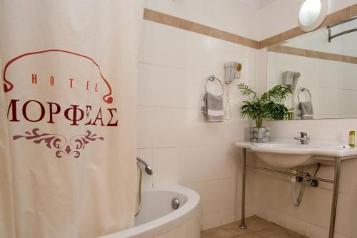 Koupelna v ubytování Morfeas Hotel
