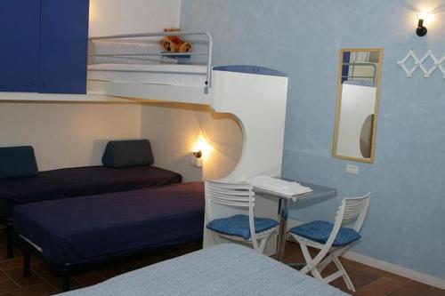 um quarto com uma cama, uma mesa e cadeiras em B&B Tamburini em Cotignola