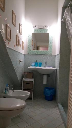 uma casa de banho com um lavatório, um WC e um espelho. em B&B Tamburini em Cotignola