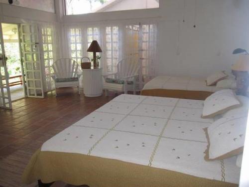 a bedroom with two beds in a room at Apartamento Karibu in Manuel Antonio