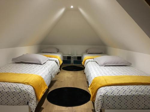 Katil atau katil-katil dalam bilik di La bonne adresse