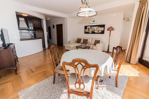 Η κουζίνα ή μικρή κουζίνα στο Villa Darko - VIP Accomodations